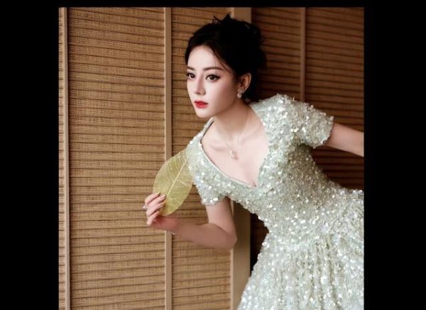 股利网 迪丽热巴绿裙惊艳全场，演技颜值双爆表，未来还能火多久？