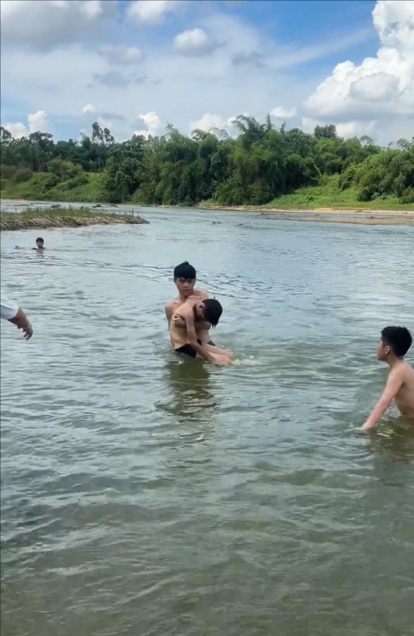 富隆咨询 河中托起溺水学生, 广东00后小伙救人后报名参军