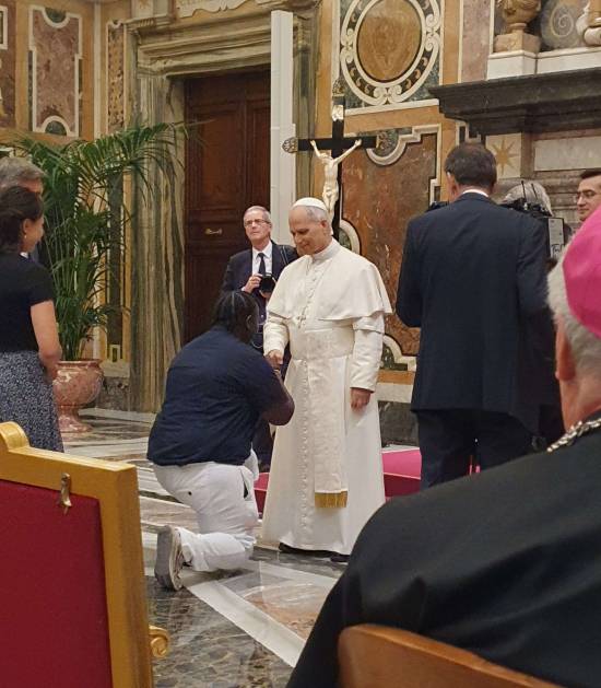 天臣配资 教宗为宝可梦卡牌签名!当Pope Leo遇上Popplio