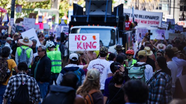 速盈配资 全美各地数百万人举行“不要国王”示威游行，特朗普：可我不是国王